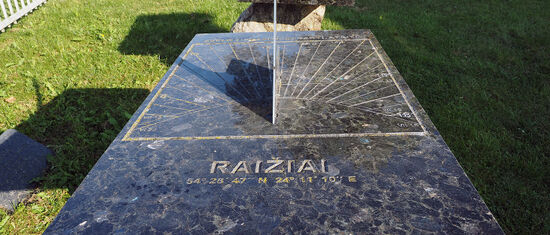 sundial at Raiziai