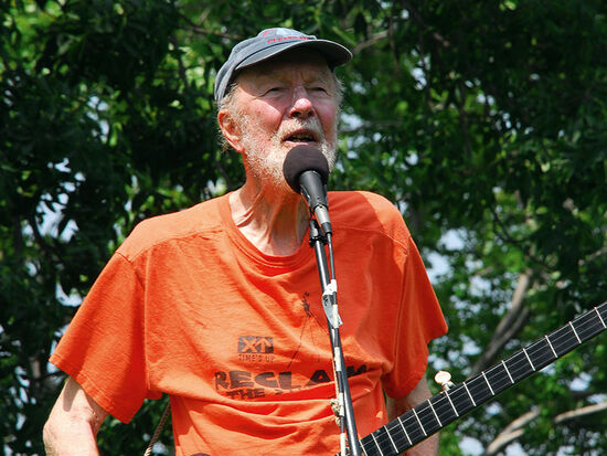 Pete Seeger at a concert in his home town of Beacon (USA)in 2009 (photo © Sandra Dunlap / dreamstime.com).