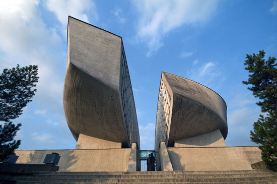 Curves dominate the memorial to the Slovak Uprising at Banská Bystrica (photo © Kordoz / dreamstime.com).