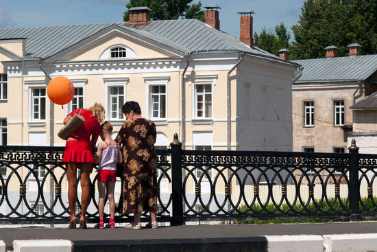 Three generations on the Pushkin bridge in the heart of Vitebsk, Belarus (photo © hidden europe).