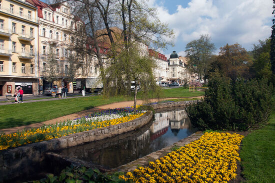A combination of well-kept parks and elegant buildings make Mariánské Lázně instantly appealing (photo © hidden europe).