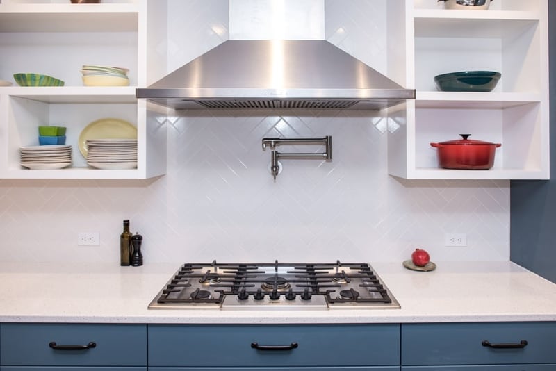 Kitchen with quartz countertop